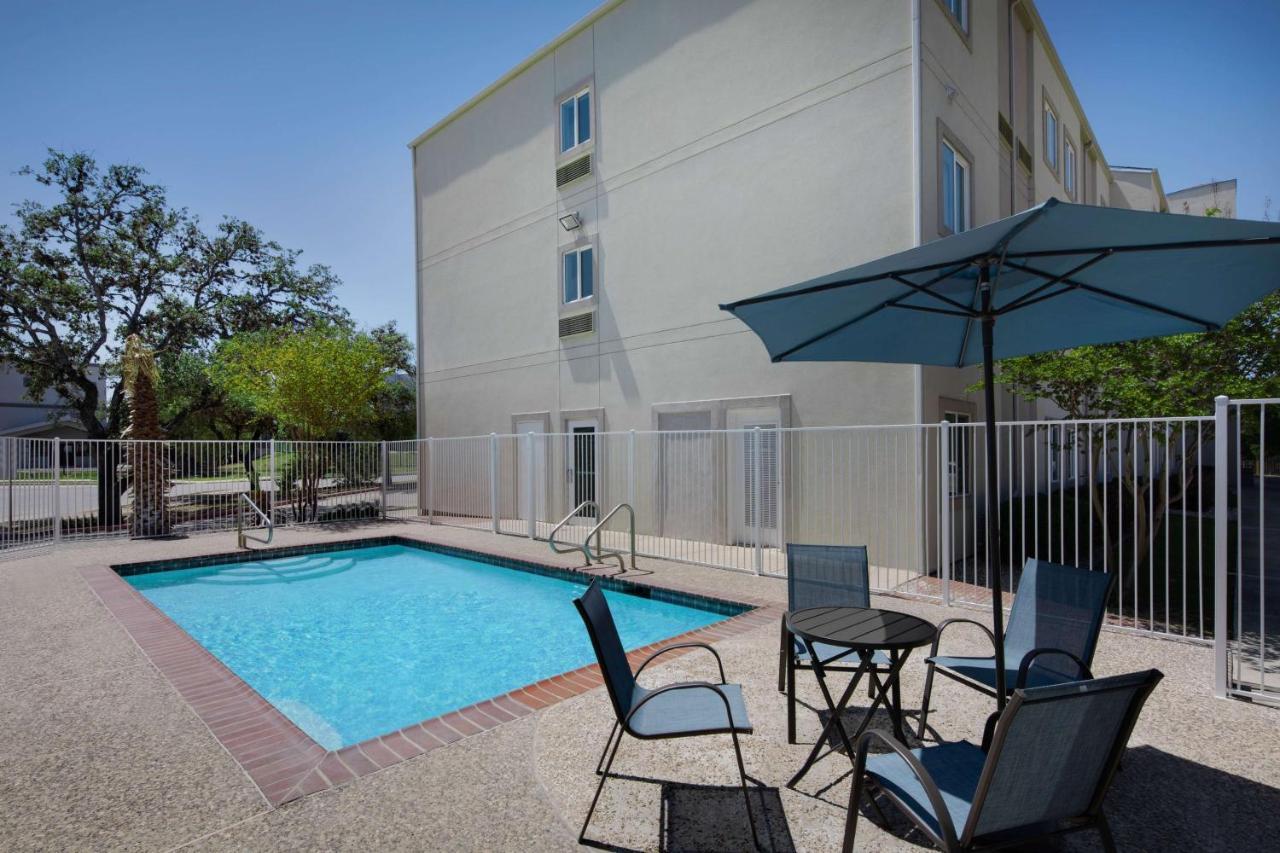 Готель Baymont By Wyndham San Antonio Airport Екстер'єр фото